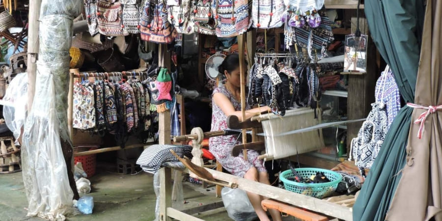 Les gens travaillent comme tisserands dans le village de Pom Coong